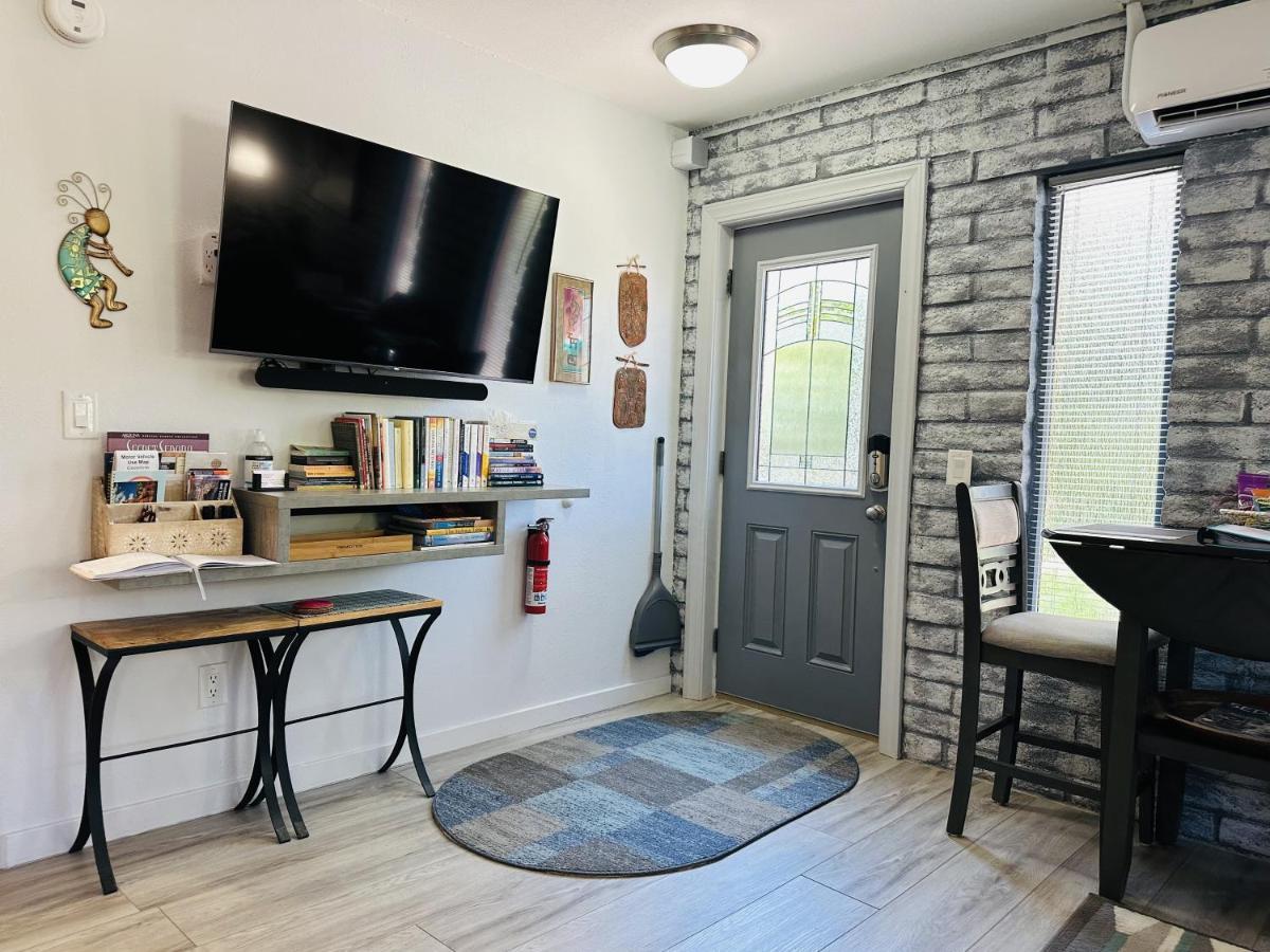 Red Rock Escape - Cozy King Bed & Gardens, Trails, Views, Red Rock Pass Holiday home *