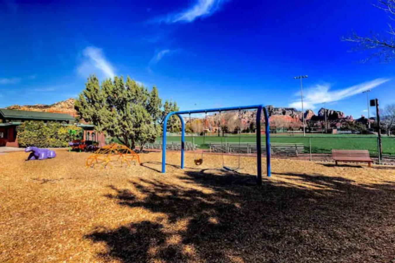 Red Rock Escape - Cozy King Bed & Gardens, Trails, Views, Red Rock Pass *